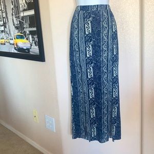 AMERICAN EAGLE OUTFITTERS skirt, light weight, blue/cream, slits. US 8.